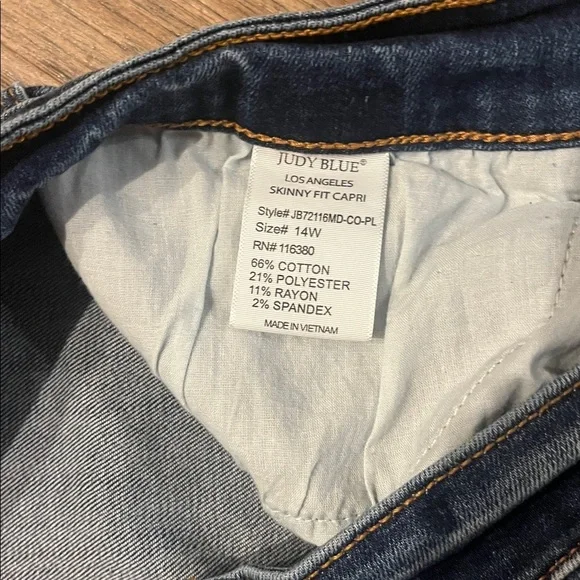 JUDY BLUE skinny fit capri, size 14W - Picture 3 of 4